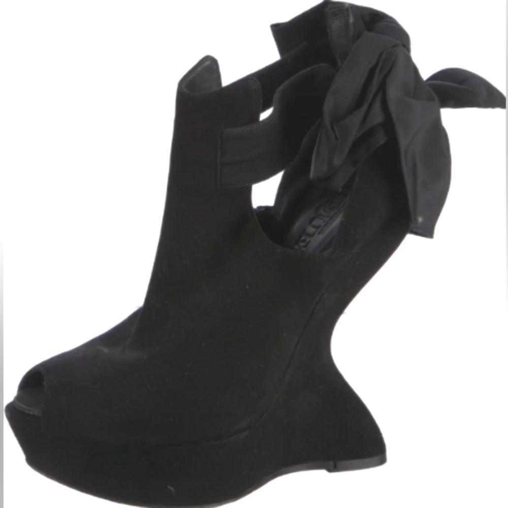 Alexander McQueen | Fall 2011 Black Heelless Suede Bow Platform | 39 - Picture 6 of 8